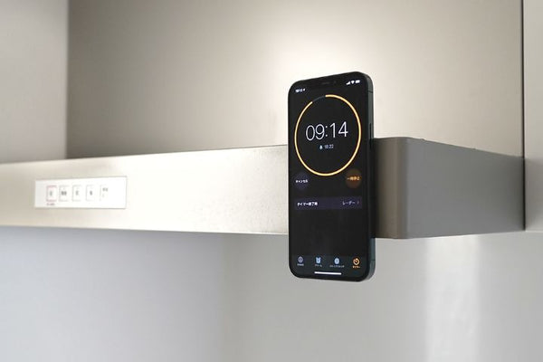 背面磁石で様々な場所に壁付ハンズフリー