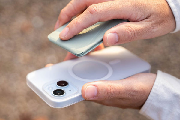 Qi充電時には脱着が容易