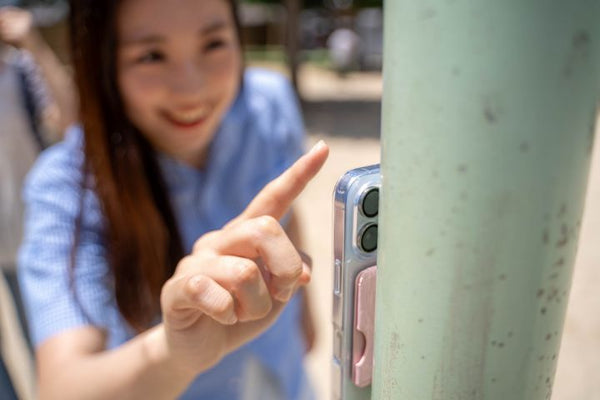 背面磁石で様々な場所に壁付ハンズフリー